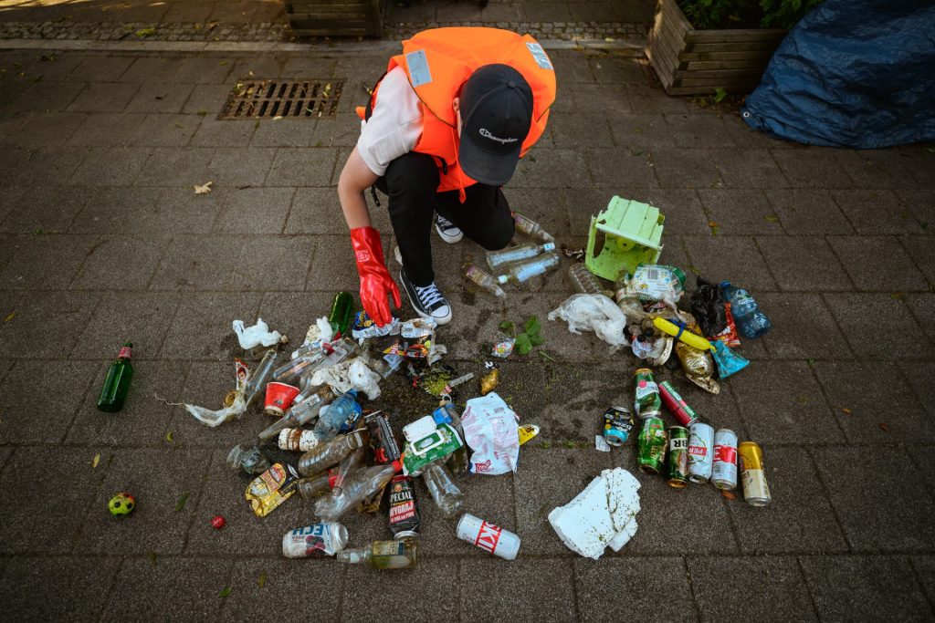 Wśród zebranych śmieci najwięcej było puszek, szklanych butelek, papierów, ale zdarzały się też ciekawostki takie jak wiadro, parasol, pudełko sera czy spławik.
